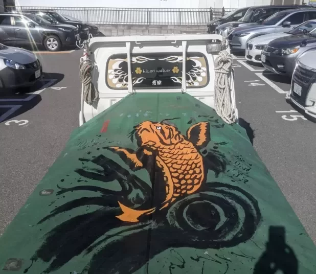 会社の車のホロに絵を描きました。