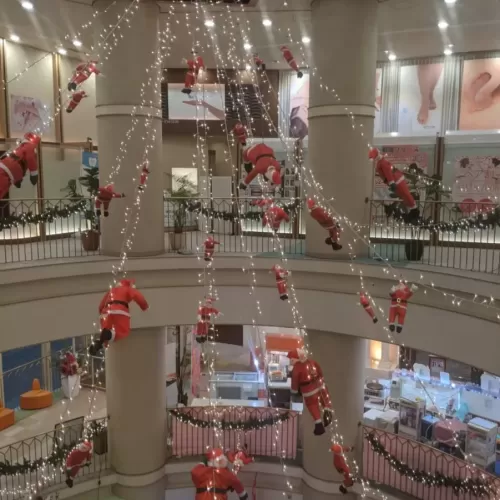 ショッピングモールでのクリスマスイベントのサムネイル