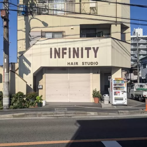 外壁の色に馴染むシンプルなデザインの文字書きのサムネイル