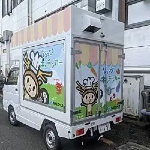キャラクターがデザインされた可愛いラッピングカーのサムネイル