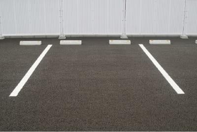 白線が引かれたコインパーキングの駐車スペース